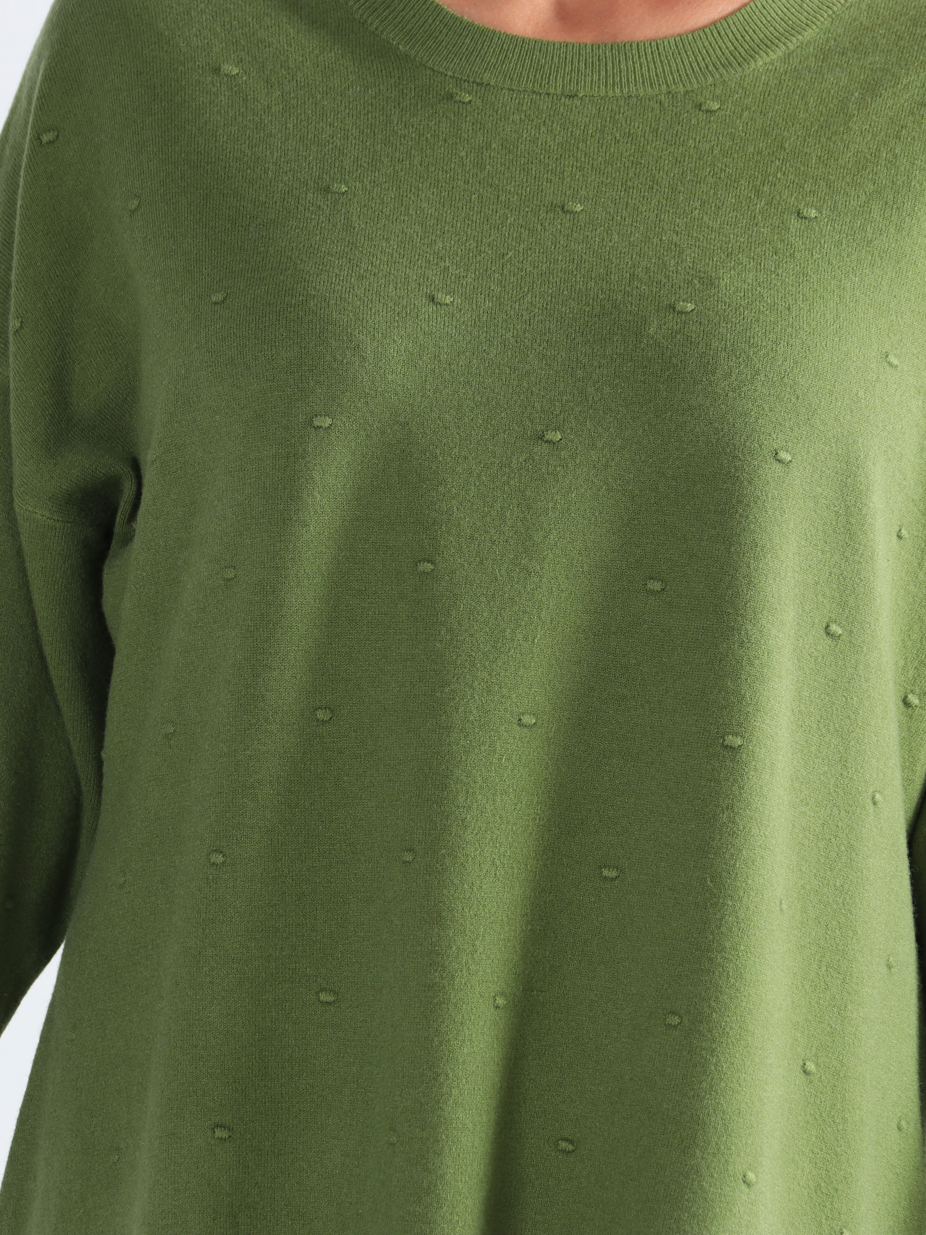 Zina - Plus size strikbluse med prikket detaljer i stoffet